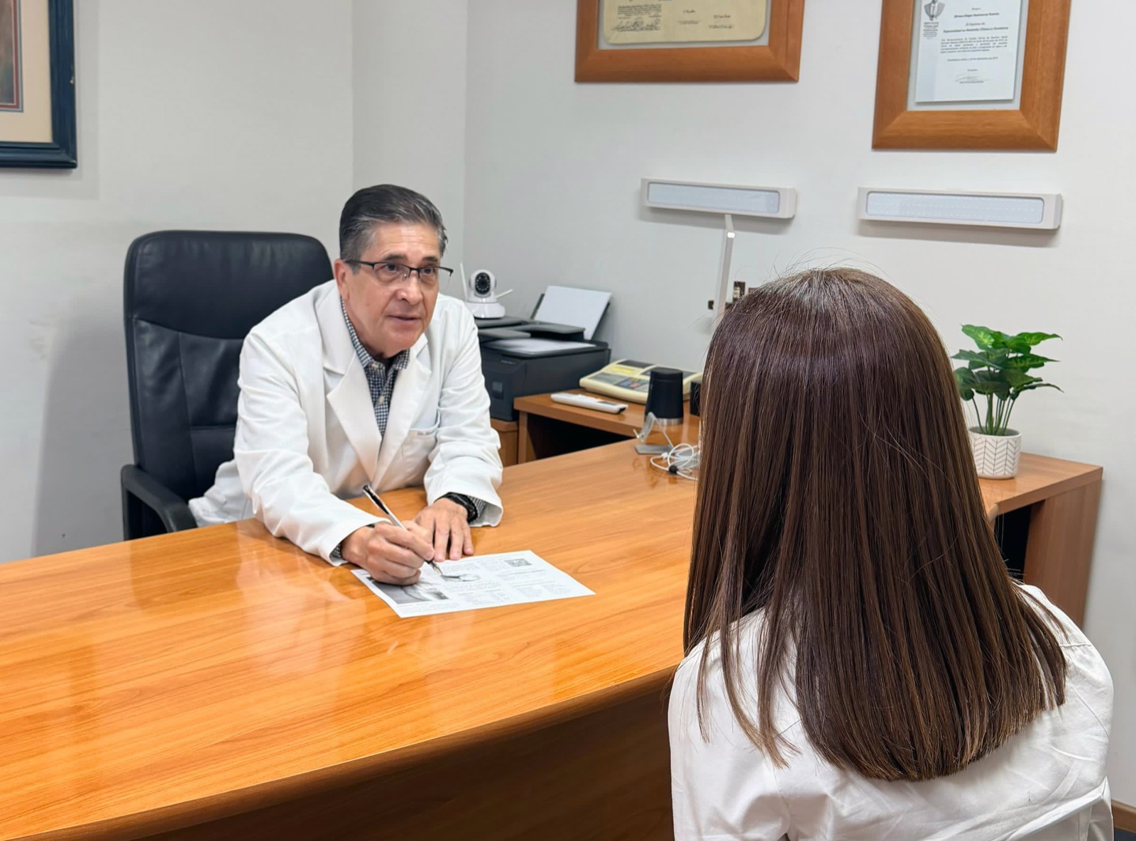 Dr. Álvaro Santoscoy en consulta